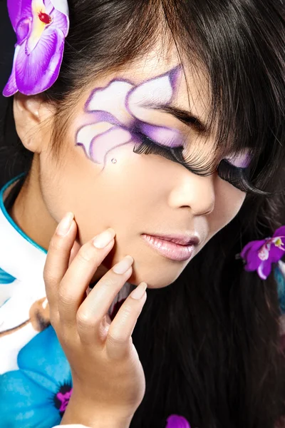Mulher asiática bonita com maquiagem de moda — Fotografia de Stock