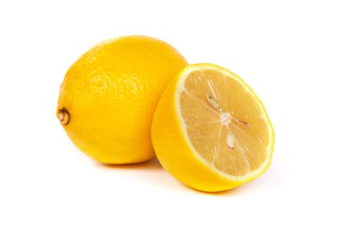 Beyaz arkaplanda taze limonlar