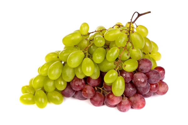 Куча белого и красного винограда, лежащих изолированно — стоковое фото