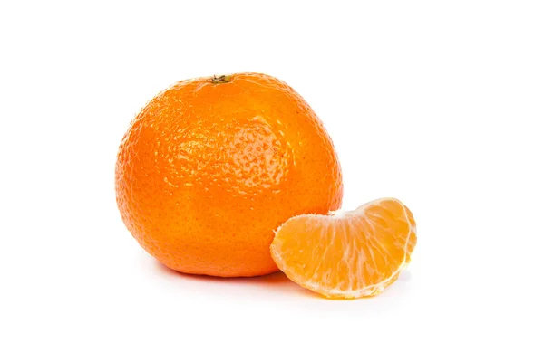 Mandarine mûre ou mandarine avec des tranches sur blanc — Photo