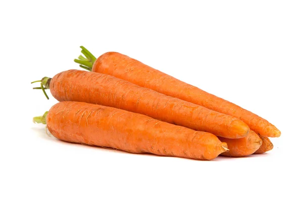 Manojo de zanahoria fresca aislado en blanco — Foto de Stock