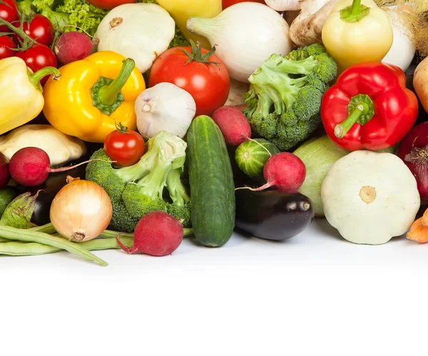 Groep van verse groenten geïsoleerd op wit — Stockfoto
