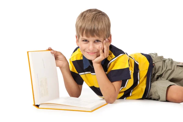 El chico de la escuela tiene un libro. — Foto de Stock