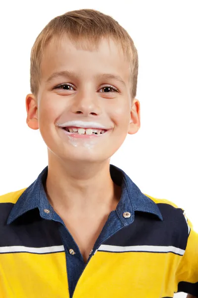 Młody chłopak ma wąsy mleka na jego usta — Zdjęcie stockowe