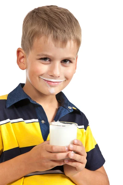 Νεαρό αγόρι έχει μουστάκι του γάλακτος στα χείλη του — Φωτογραφία Αρχείου