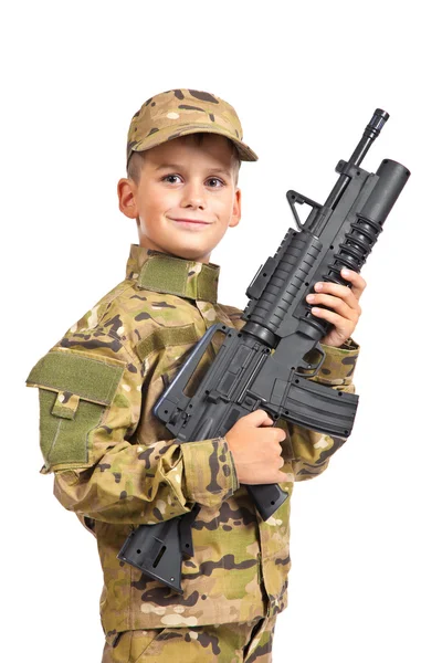 Jonge jongen gekleed als een soldaat met geweer — Stockfoto