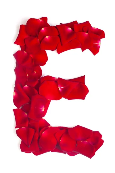 Brief e gemaakt van rode bloemblaadjes op wit roze — Stockfoto