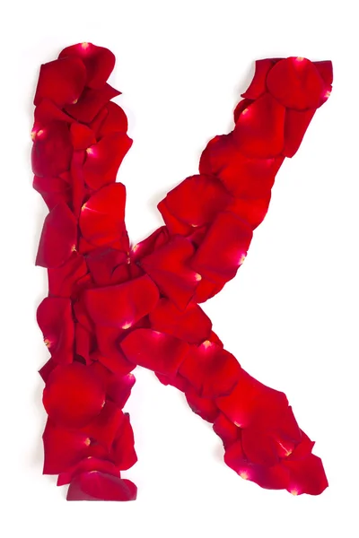 Buchstabe k aus roten Blütenblättern Rose auf Weiß — Stockfoto