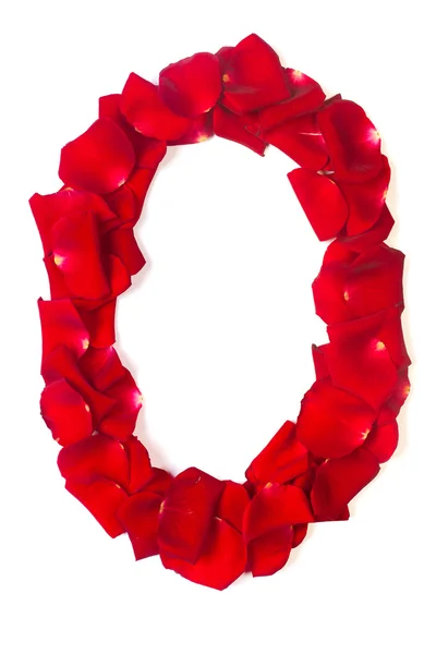 Buchstabe o aus roten Blütenblättern Rose auf weiß — Stockfoto