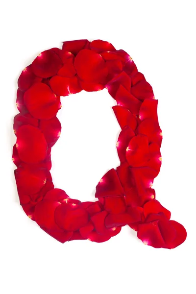 Litera q wykonane z czerwone płatki róż na białym — Zdjęcie stockowe