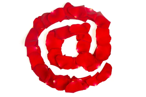 E-symbol tillverkad av röda kronblad rosa på vit — Stockfoto