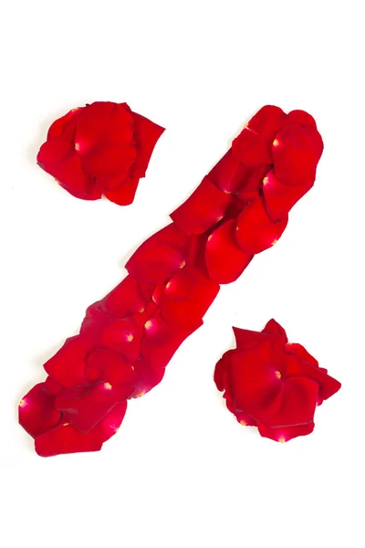 Symbol procenta, vyrobený z červené lístky růže izolovaných na bílém ba — Stock fotografie