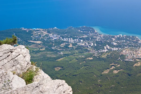 Vista de verano a la costa. Playa de Yalta. Mar Negro, Ucrania — Foto de Stock
