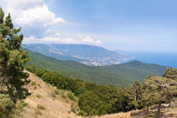 Parte sur de la península de Crimea, montañas Ai-Petri paisaje. Reino Unido — Foto de Stock