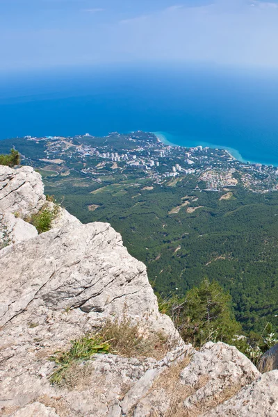 Vista de verão do litoral. Praia de Yalta. Mar Negro, Ucrânia — Fotografia de Stock