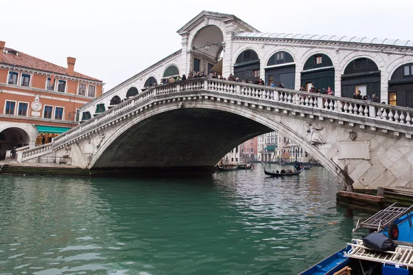 Canal Grande di Venezia con gondole e Ponte di Rialto — Foto Stock