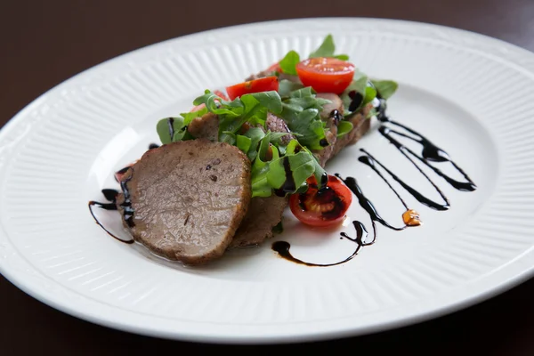 Rundvlees medaillons geserveerd met balsamico saus — Stockfoto