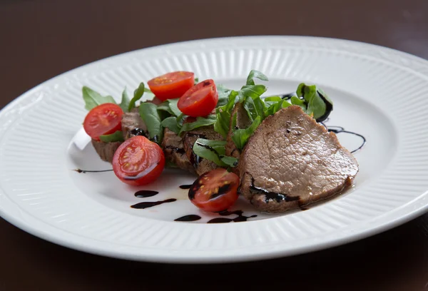 Μενταγιόν βόειο κρέας σερβιρισμένο με σάλτσα από βαλσάμικο — Φωτογραφία Αρχείου