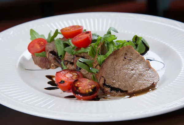 Μενταγιόν βόειο κρέας σερβιρισμένο με σάλτσα από βαλσάμικο — Φωτογραφία Αρχείου