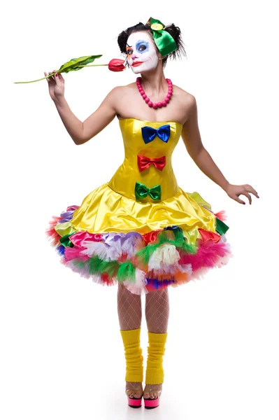 Полнометражный Портрет Гордого Клоуна Показывающего Цветок — стоковое фото