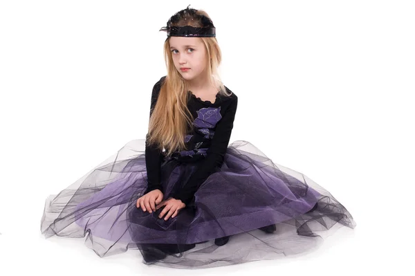 Pequena menina bonita no vestido de moda — Fotografia de Stock