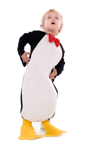 ペンギンの着ぐるみを持つ少年 — ストック写真