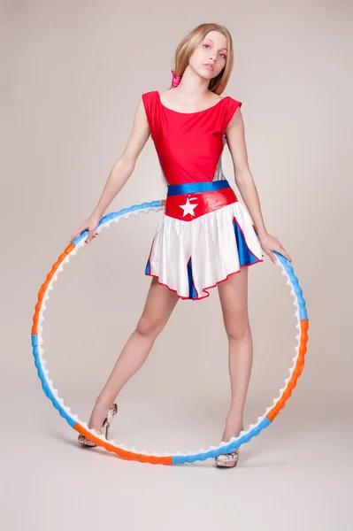 Mladá žena s hula hoop — Stock fotografie