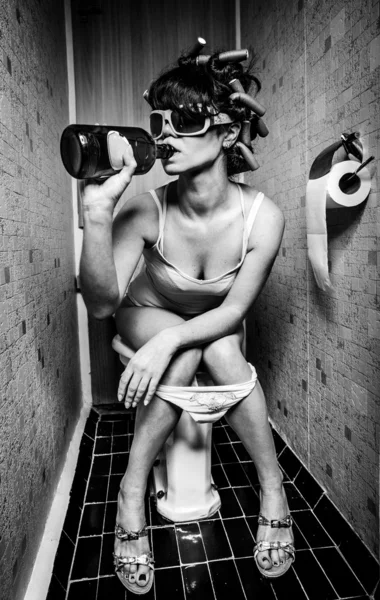 Mädchen sitzt in einer Toilette — Stockfoto