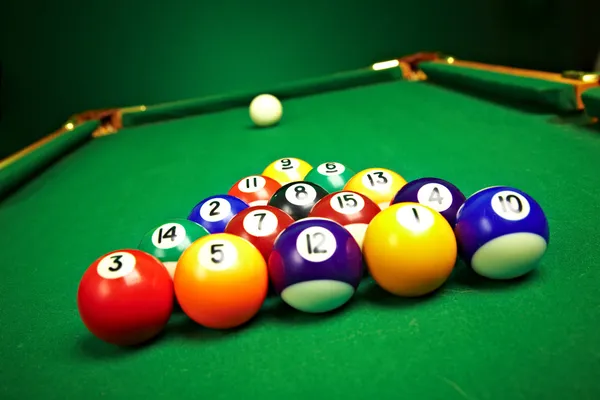 Boules de billard sur tissu vert — Photo