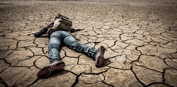 A pessoa põe-se no solo seco — Fotografia de Stock