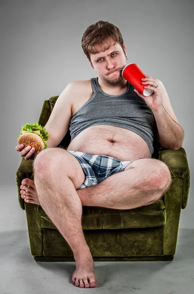 Dicker Mann isst Hamburger — Stockfoto