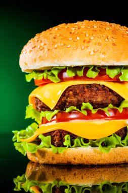 lezzetli ve iştah açıcı hamburger üzerinde koyu yeşil