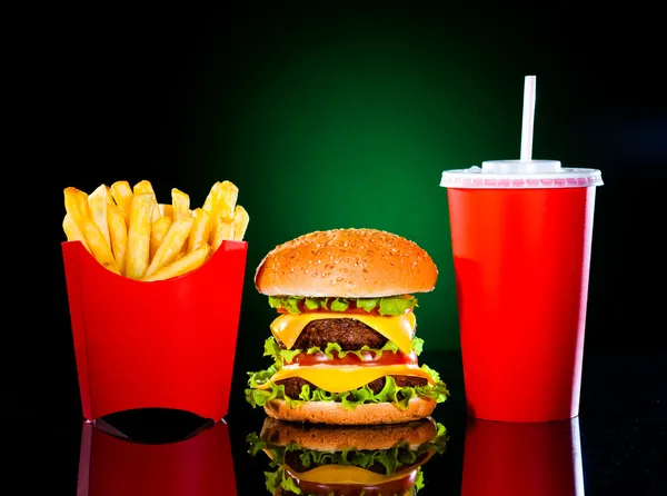 Вкусный гамбургер и картошка фри на темно-зеленой — стоковое фото