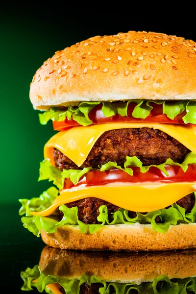 Chutné a chutný hamburger na temně zelené — Stock fotografie