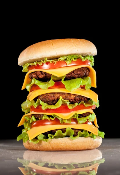 Смачний і апетитний гамбургер на темряві — стокове фото