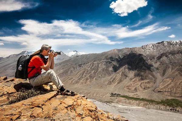 Фотограф на высокой горе — стоковое фото