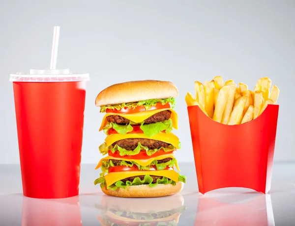 Sabrosa hamburguesa y papas fritas —  Fotos de Stock