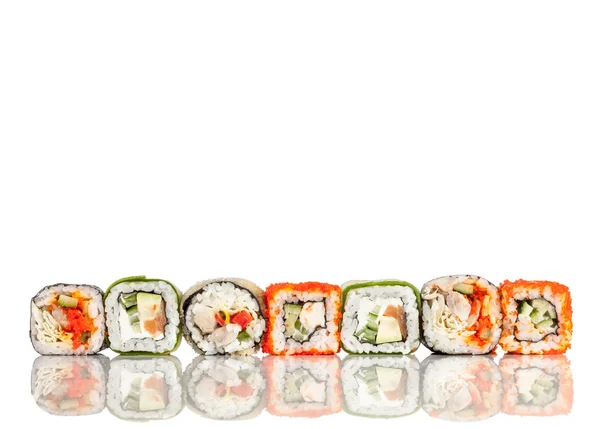 Ρολό σούσι σε λευκό φόντο — Φωτογραφία Αρχείου