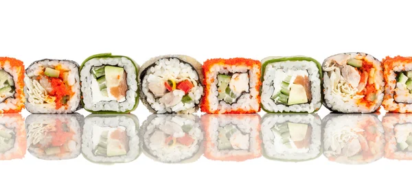 Rollo de sushi sobre un fondo blanco sin costuras — Foto de Stock