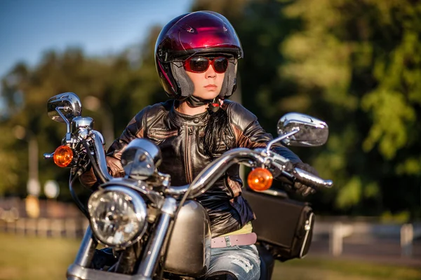 Chica motociclista — Foto de Stock