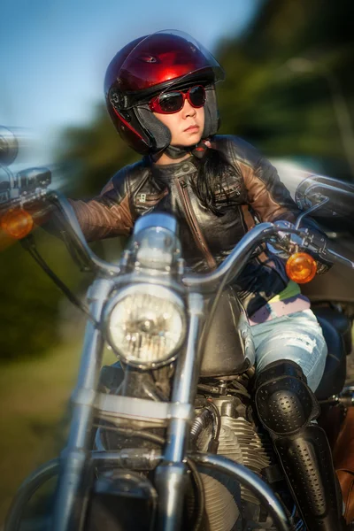 Menina motociclista — Fotografia de Stock