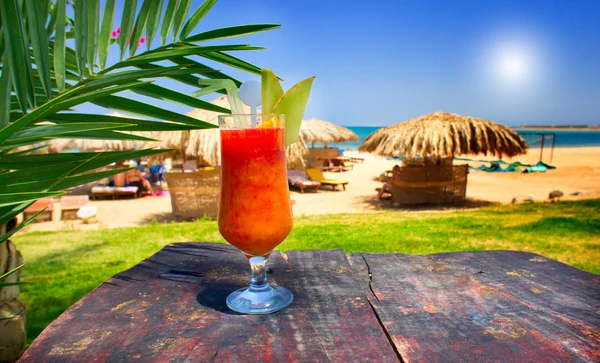 Wonderful goblet of cocktail opposite exotic beach. — Stock Photo, Image