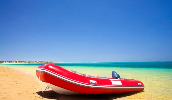 Barco salva-vidas e verão litoral . — Fotografia de Stock