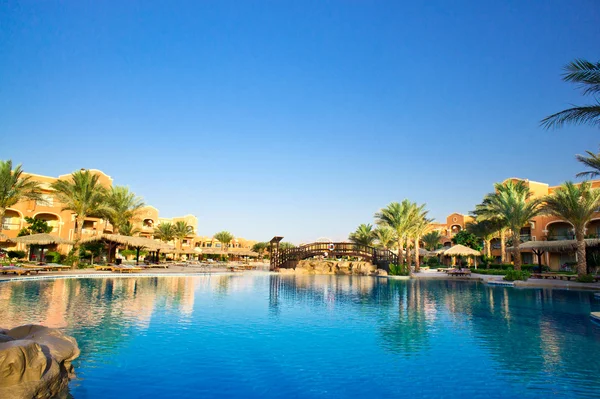 Afrikanska resort, swimmingpool. — Stockfoto