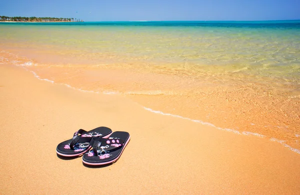 Nasse Sandalen am Meer. — Stockfoto