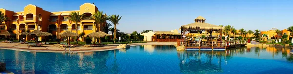 Mısır'da muhteşem hotel Yüzme Havuzu. — Stok fotoğraf