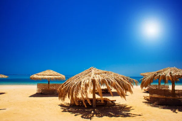 Exotische strand en Golf tegen blauwe hemel — Stockfoto