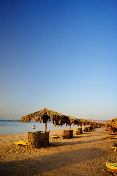 Cálida playa vacía esperar a los visitantes temprano en la mañana . — Foto de Stock