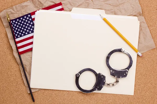 Американский флаг и наручники — стоковое фото