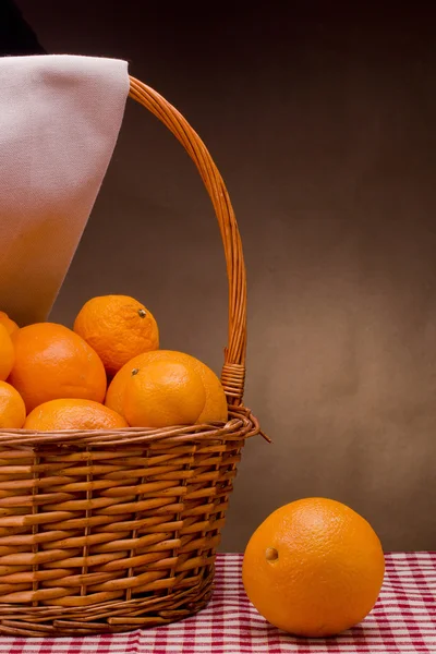 Cesto con mandarini — Foto Stock